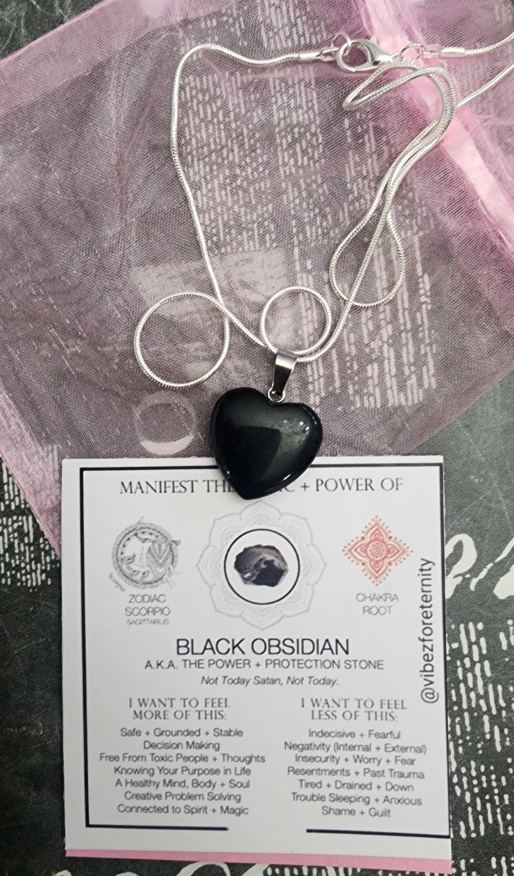 -¡Collar plateado con forma de corazón de obsidiana negra!