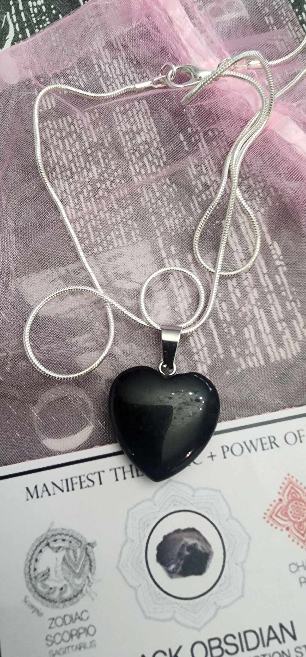 -¡Collar plateado con forma de corazón de obsidiana negra!