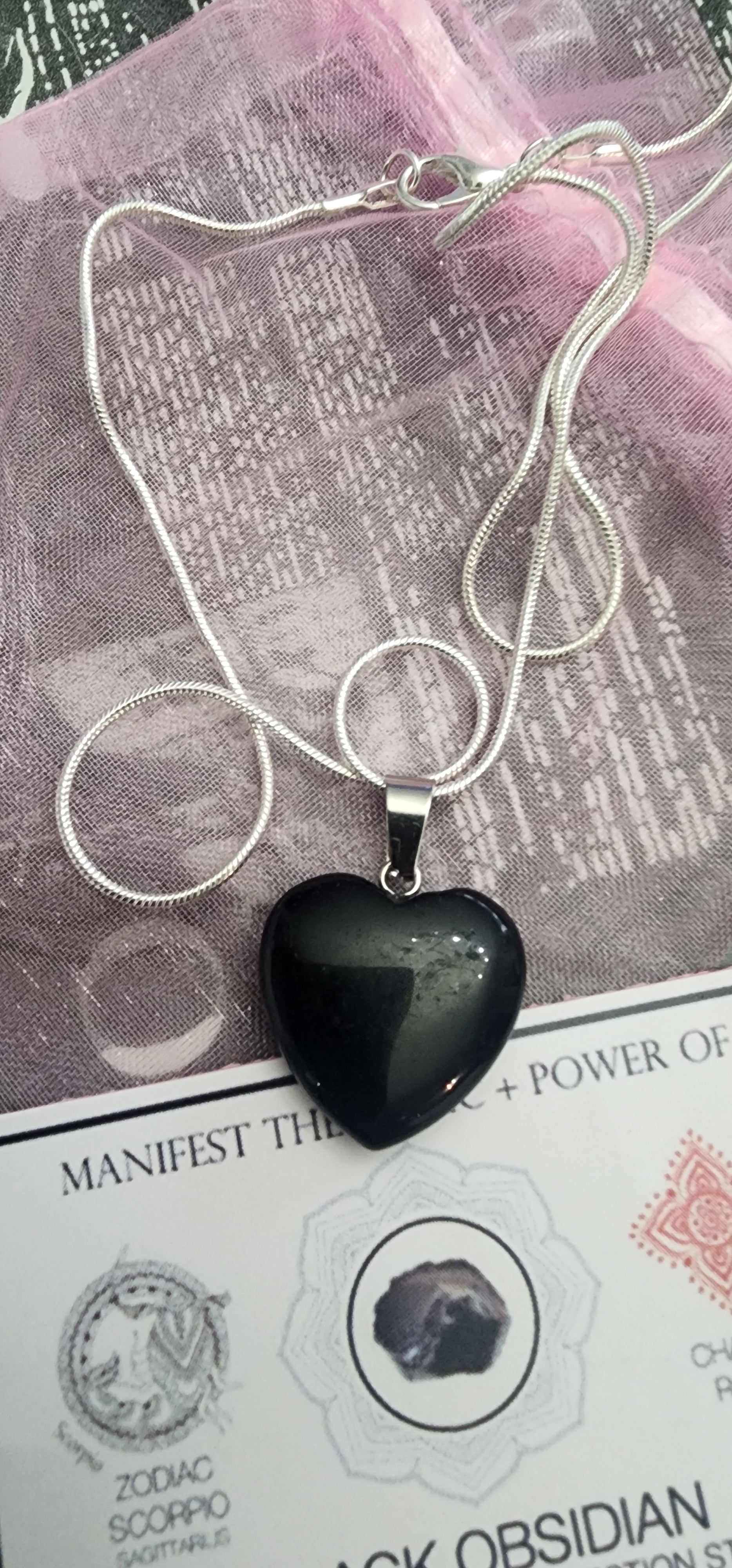 -¡Collar plateado con forma de corazón de obsidiana negra!