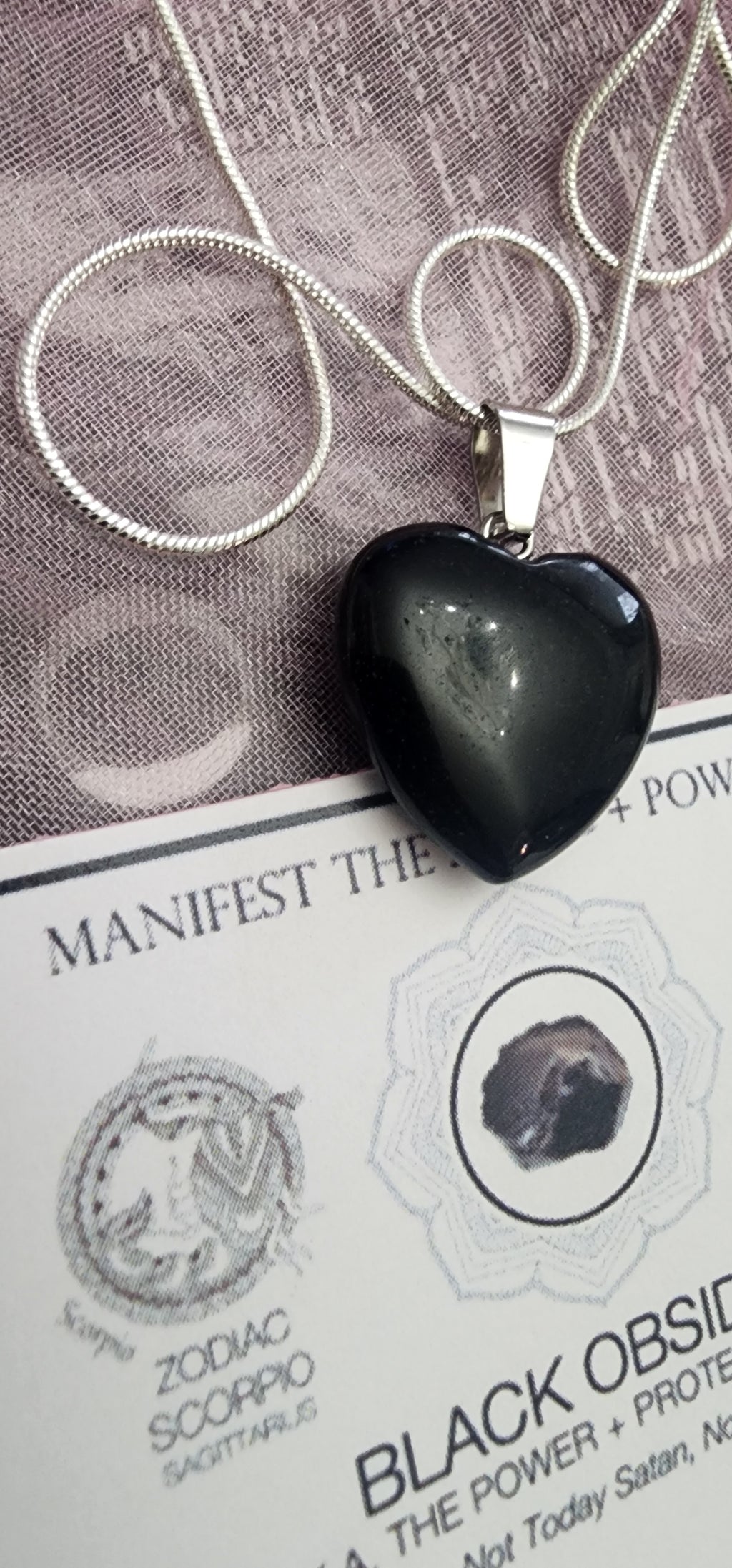 -¡Collar plateado con forma de corazón de obsidiana negra!