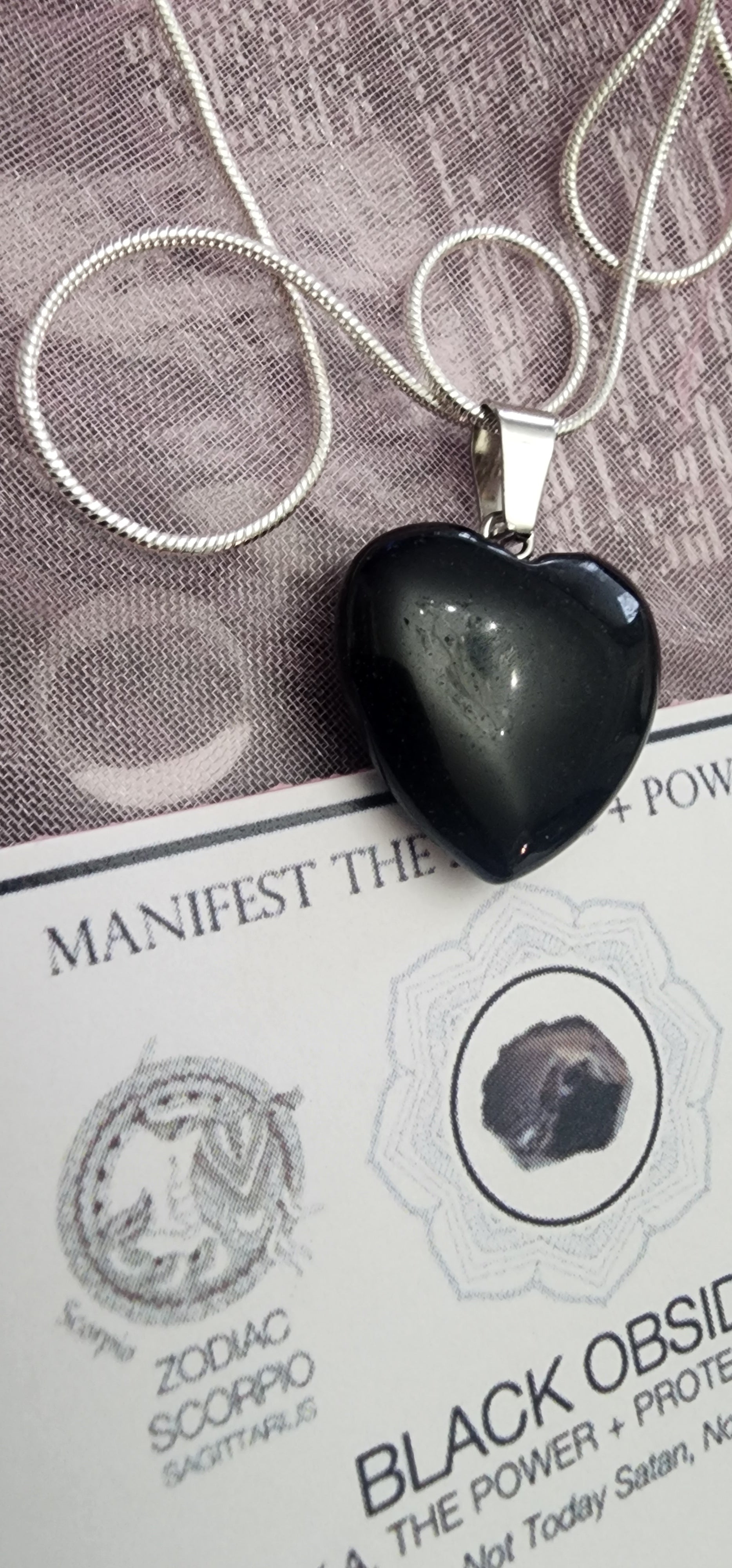-¡Collar plateado con forma de corazón de obsidiana negra!