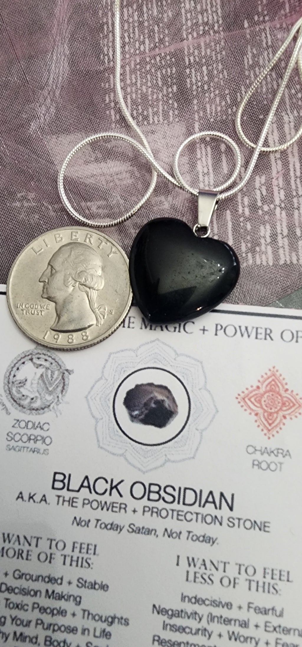 -¡Collar plateado con forma de corazón de obsidiana negra!