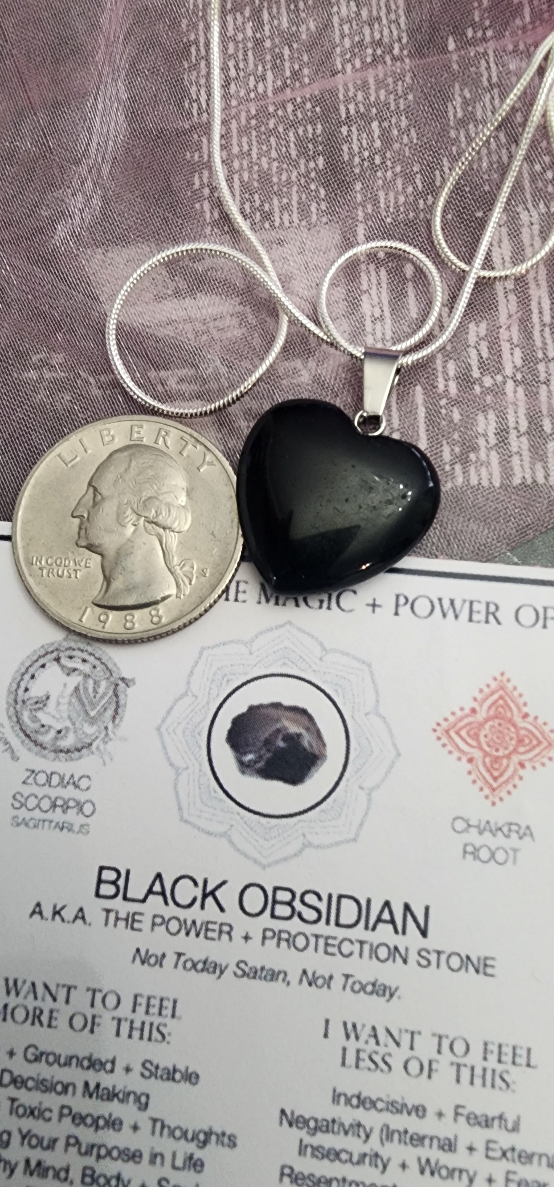 -¡Collar plateado con forma de corazón de obsidiana negra!