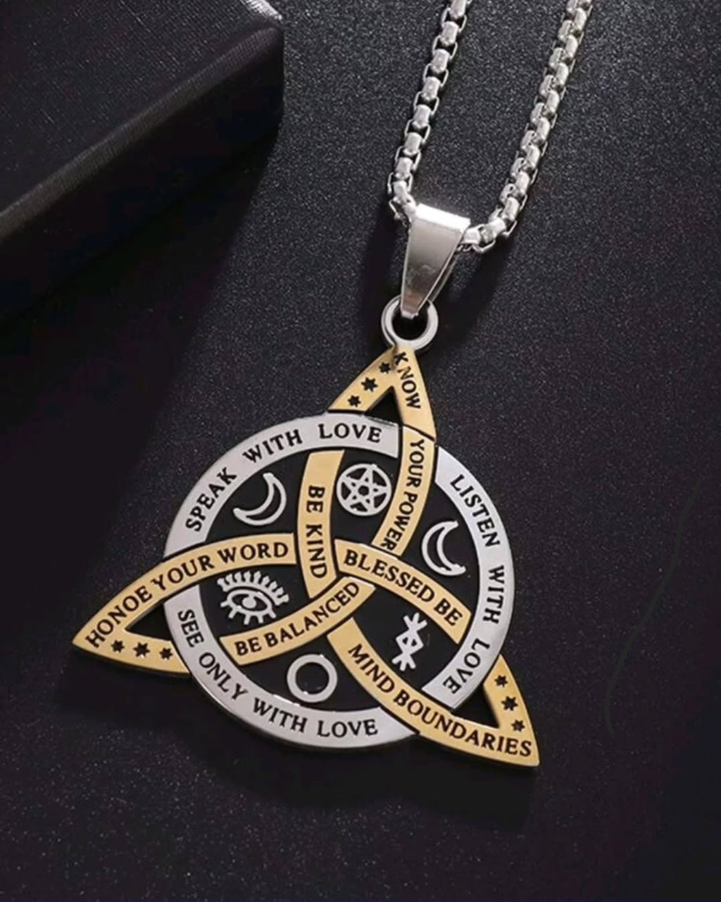 -Hollow Knot Necklace