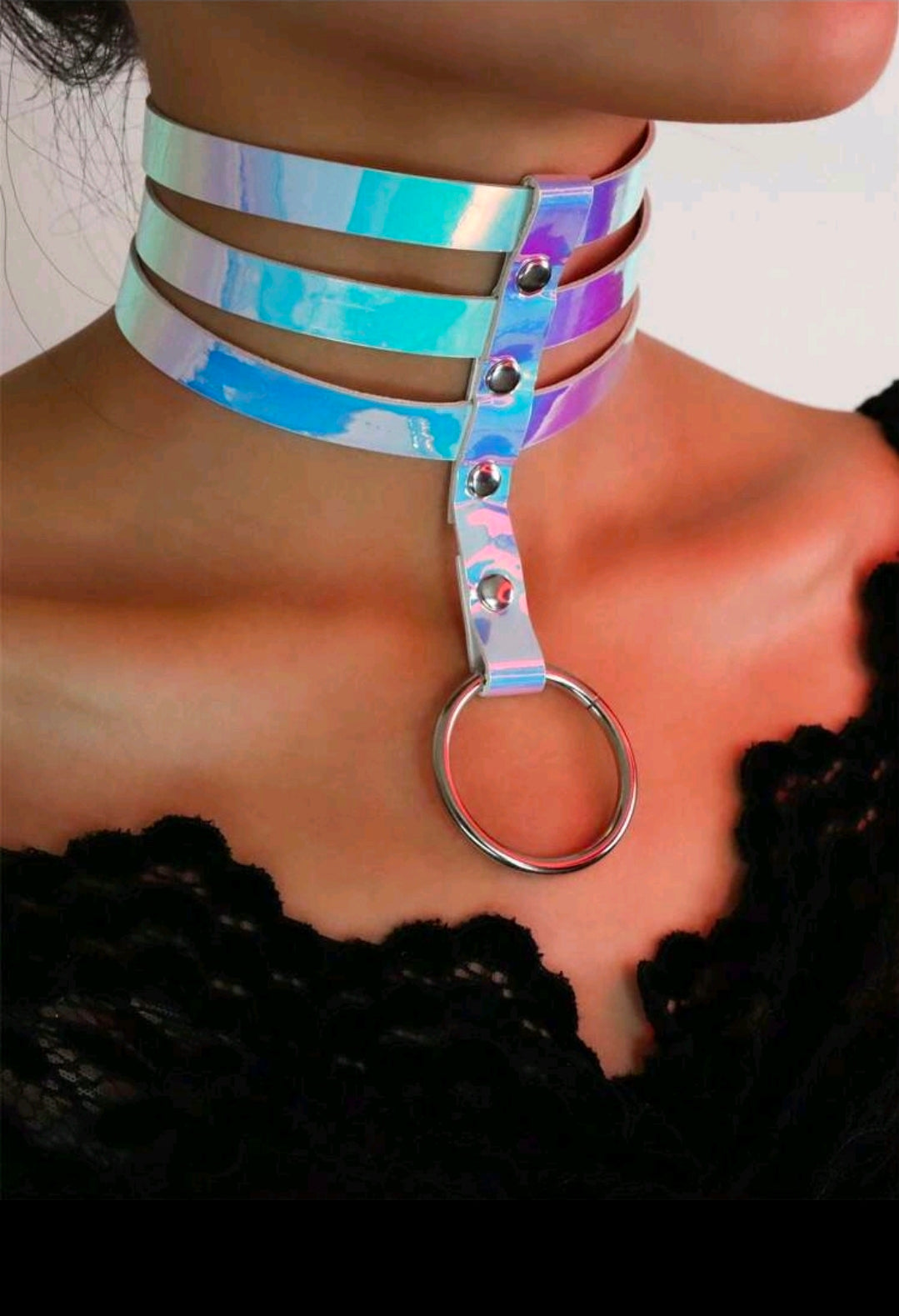 Holographic choker with ring
