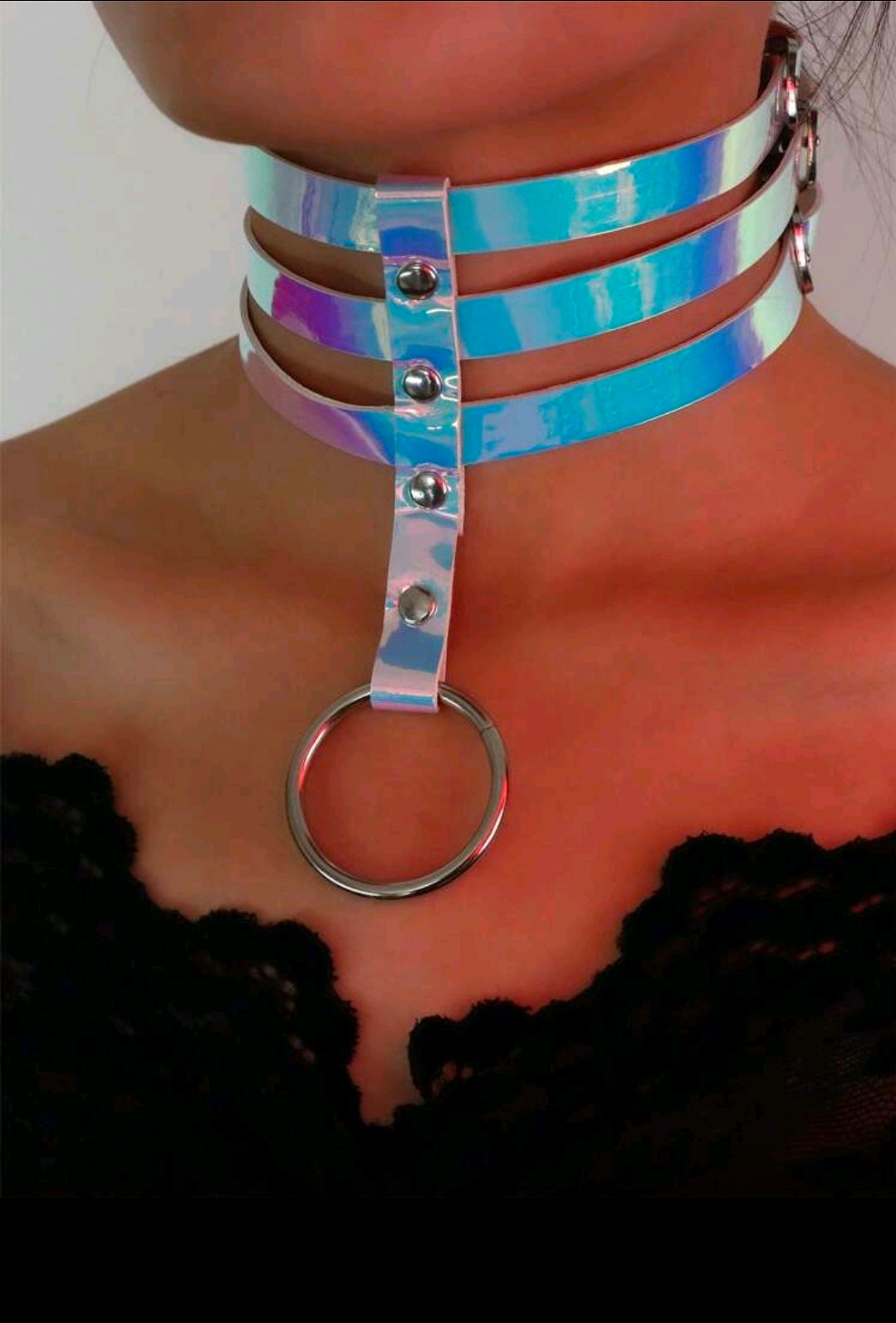 Holographic choker with ring